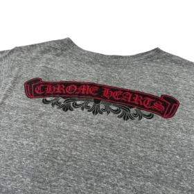 Chrome Hearts V Yaka Arka Baskılı Gri/Kırmızı Tişört